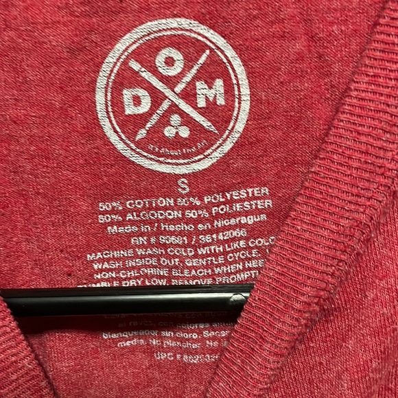 A red t-shirt slightly used - Picture 2 of 3